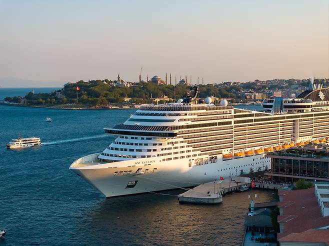 보스포루스 해협에 정박한 크루즈 [튀르키예 관광부 제공]