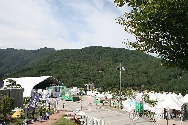 울산울주세계산악영화제 메인무대 전경 (울산=연합뉴스) 장영은 기자 = 26일부터 30일까지 울산 울주군 영남알프스 복합웰컴센터에서 국내에서 유일한 국제산악영화제인 제10회 울산울주세계산악영화제가 열린다. 사진은 영화제 메인 무대 전경.2025.9.26 young@yna.co.kr