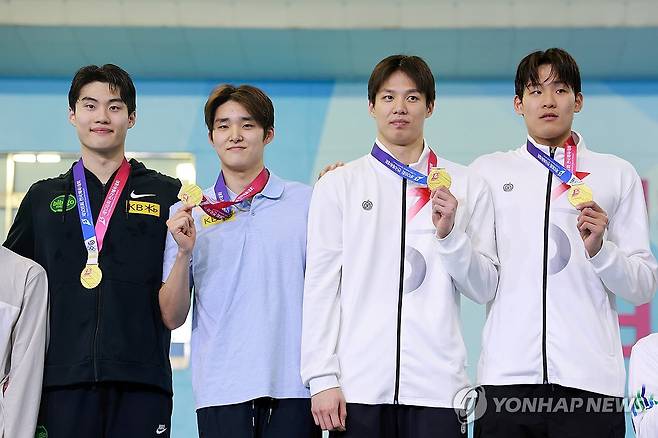 전국체전 계영 800m 1위 강원도청 (부산=연합뉴스) 신현우 기자 = 19일 부산 아시아드주경기장에서 열린 제106회 전국체육대회 수영 남자 계영 800m에서 금메달을 딴 강원도청 선수들이 기념 촬영하고 있다. 왼쪽부터 황선우, 김우민, 양재훈, 김영범. 2025.10.19 nowwego@yna.co.kr