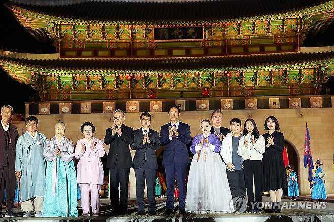 광화문 월대 및 현판 복원 기념촬영 (서울=연합뉴스) 박동주 기자 = 15일 서울 광화문 앞에서 열린 광화문 월대 및 현판 복원 기념식에서 유인촌 문화체육관광부 장관, 최응천 문화재청장, 오세훈 서울시장 등 참석자들이 기념촬영을 하고 있다. 2023.10.15 pdj6635@yna.co.kr