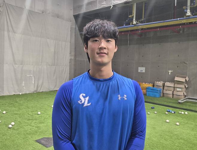 인터뷰하는 이호성 (대구=연합뉴스) 김경윤 기자 = 삼성 라이온즈 불펜 이호성이 22일 대구삼성라이온즈파크에서 열리는 2025 프로야구 한화 이글스와 플레이오프 4차전을 앞두고 인터뷰한 뒤 포즈를 취하고 있다. 2025.10.22.cycle@yna.co.kr