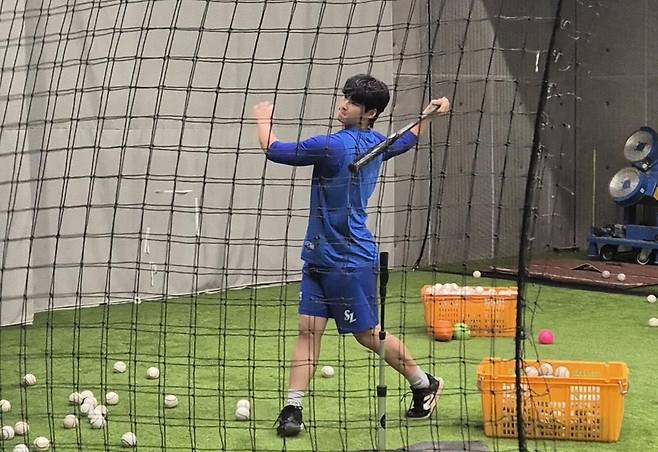 티배팅으로 몸 푸는 삼성 불펜 이호성 (대구=연합뉴스) 김경윤 기자 = 삼성 라이온즈 불펜 이호성이 22일 대구삼성라이온즈파크에서 열리는 2025 프로야구 한화 이글스와 플레이오프 4차전을 앞두고 티배팅하며 몸을 풀고 있다. 2025.10.22.cycle@yna.co.kr