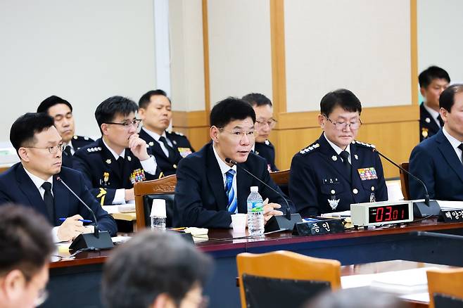 국감서 발언하는 안성식 전 기획조정관(가운데) [해경청 제공, 재판매 및 DB 금지]