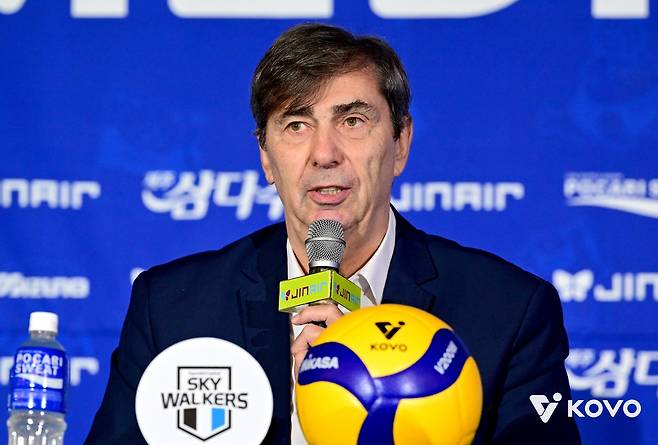 인터뷰하는 필립 블랑 현대캐피탈 감독 [한국배구연맹 제공. 재판매 및 DB 금지]