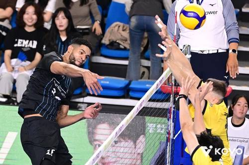 공격하는 현대캐피탈의 레오(왼쪽) [한국배구연맹 제공. 재판매 및 DB 금지]