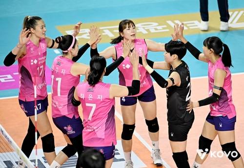 파이팅 외치는 흥국생명 선수들 [한국배구연맹 제공. 재판매 및 DB 금지]