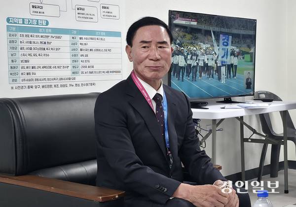 제106회 전국체육대회에서 경기도의 종합우승 4연패를 이끈 이원성 경기도선수단장이 우승 인터뷰를 하고 있다. 2025.10.23 /이영선기자 zero@kyeongin.com