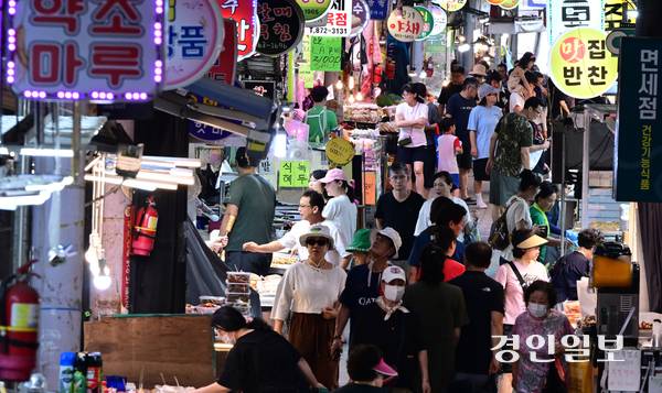 정부의 ‘디지털전통시장’ 사업을 통해 인천지역 전통시장들이 두드러진 성과를 내고 있는 것으로 나타났다. 사진은 인천시 미추홀구 신기시장 모습.