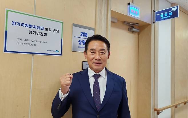 ▲ 백영현 포천시장이 지난 22일 경기도청 북부청사에서 열린 '경기국방벤처센터' 유치 PT 발표를 마친 뒤 밝은 표정으로 자신감을 드러내고 있다.