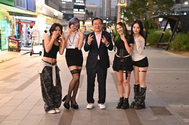 ▲ 이현재(가운데) 하남시장이 '2025 글로벌 K-POP 댄스 챌린지 in Hanam' 인플루언서들과 촬영을 하고 있다. /사진제공=하남시