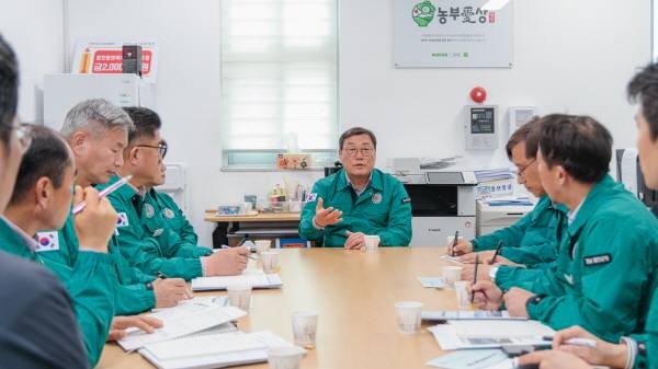 합천군은 농촌의 고령화와 인구감소라는 구조적 위기 속 농업의 체질 개선에 나섰다. 사진은 김윤철 합천군수(가운데)가 과학영농종합시설 건립사업 점검 회의를 진행하고 있다. / 합천군