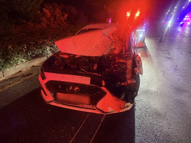 23일 오전 2시 50분께 부산 사상구 강변대로에서 주행하던 택시가 1.5t 화물차를 추돌했다. 사고 택시 모습. 부산 사상경찰서 제공