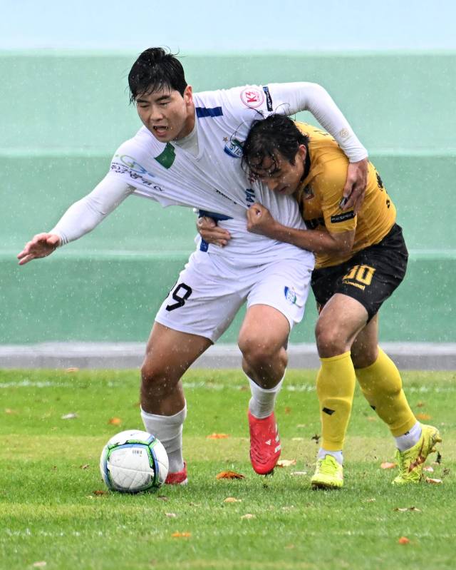 22일 부산광역시 기장월드컵빌리지에서 열린 ‘제106회 전국체육대회‘ 축구 남자일반부 결승 창원FC와 서울중랑축구단의 경기에서 창원FC 하재현 선수가 상대와 볼을 다투고 있다./성승건 기자/
