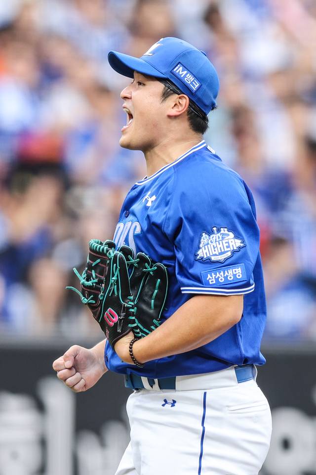 삼성 라이온즈 최원태가 지난 19일 대전 한화생명볼파크에서 열린 2025 신한 SOL뱅크 KBO리그 플레이오프(PO·5전 3선승제) 2차전, 7이닝 투구를 마친 뒤 포효하고 있다. 삼성 제공