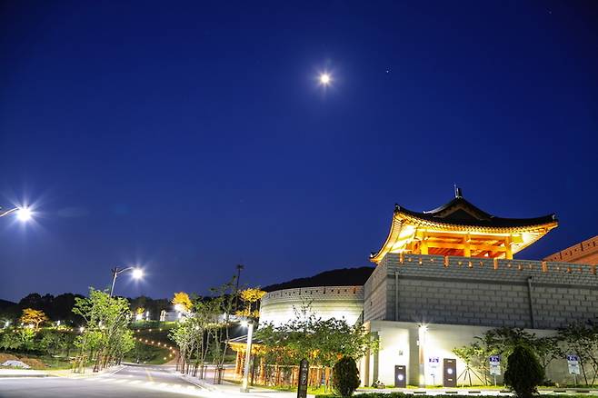 달빛 아래 빛나는 경주 화랑마을 야경 전경. 전통 한옥의 지붕선과 석축이 어우러진 이곳은 APEC CEO 서밋 환영만찬이 열릴 어울마당 인근으로, 경주의 고즈넉한 밤풍경 속에서 한국의 미와 품격을 세계 각국 리더들에게 선보이게 된다. 경주시 제공
