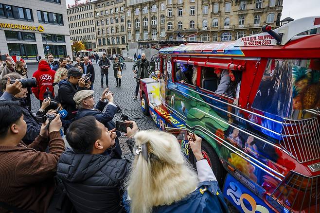 프랑크푸르트 도심 로스마르크트 광장에서 필리핀의 문화를 체험할 수 있는 거리 축제 지프니 저니(Jeepney Journey)가 열리고 있다. <프랑크푸르트 국제도서전 제공·Marc Jacquemin 촬영>