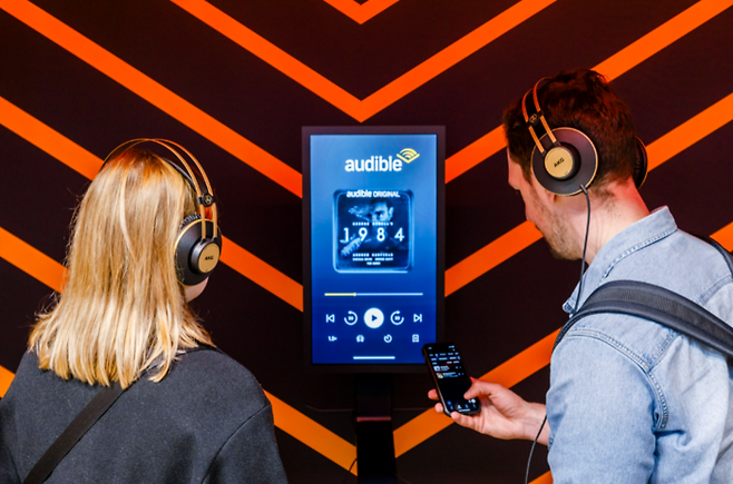 아마존의 오디오북 전문 출판사 오디블을 방문한 도서전 방문객들이 오디오북을 듣고 있다. <프랑크푸르트 국제도서전 제공>