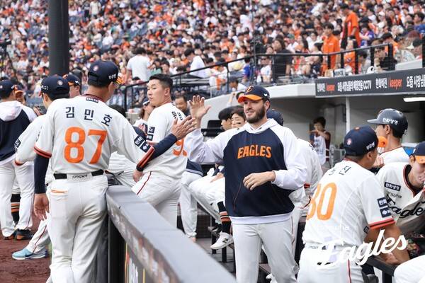 김민호 코치와 하이파이브하는 폰세. (사진=한화)