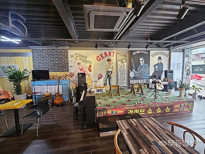 극장 1층에는 '영산우드 라운지 딴따라'가 조성돼 있다. 현재는 자체 제작 영화 '장가가는 길' 속 버스킹 장면 로케이션으로 활용하기 위해 공연장 콘셉트로 꾸며져 있지만, 향후 다채로운 테마 공간으로 확장할 계획이다.최류빈기자 rubi@mdilbo.com