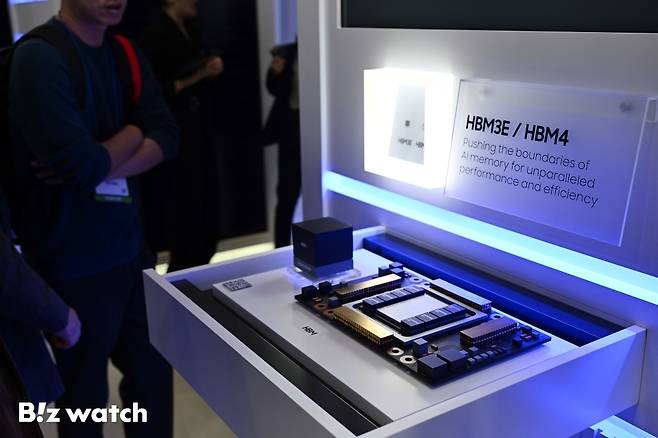 삼성전자가 23일 서울 강남구 코엑스에서 열린 제27회 반도체 대전(SEDEX 2025)에서 HBM4를 관람객에게 선보이고 있다./사진=이명근 기자 qwe123@