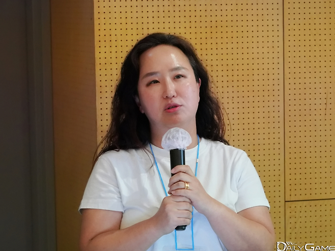 '애니메이션 IP와 AI, 게임 개발의 새로운 지평을 열다'라는 주제로 강연에 나선 황지유 PD.