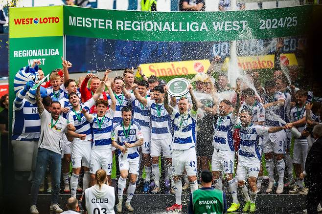 2024~25시즌 4부리그 레기오날 베스트에서 우승을 차지햐 3부리그 승격을 이룬 MSV 뒤스부르크. 사진=MSV 뒤스부르크 구단 SNS