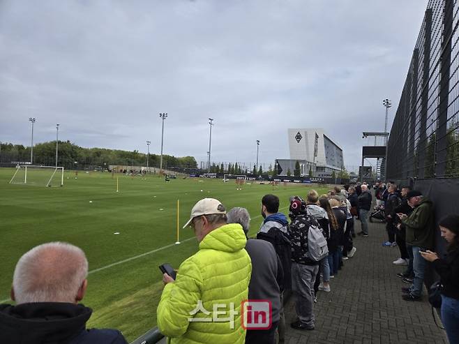 평일 오전에 열린 팀 훈련에도 구단을 사랑하는 축구팬들이 훈련장을 찾아 연습을 지켜보고 있다(사진=이석무 기자)