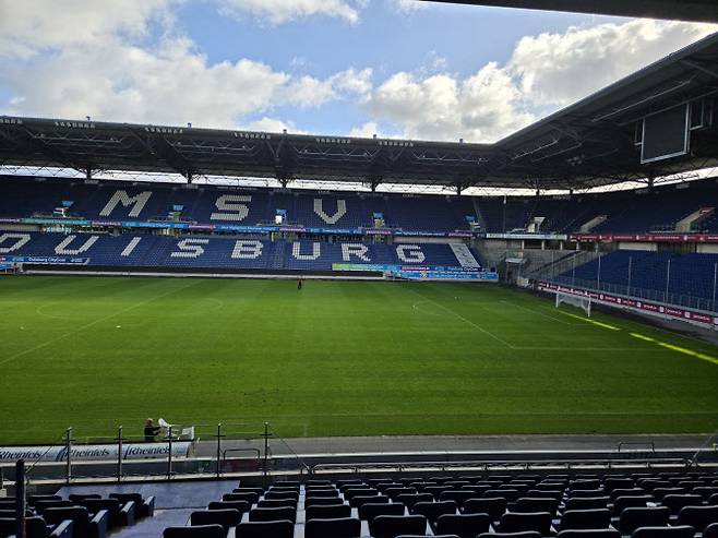 MSV 뒤스부르크 홈구장 샤우인스란트 라이젠 아레나의 그라운드 내부(사진=이석무 기자)