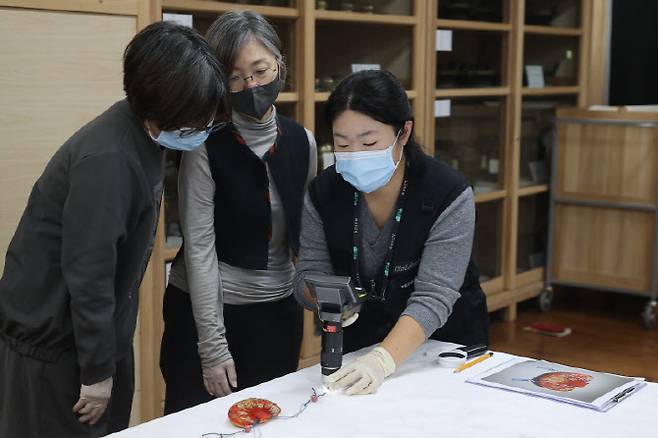 국가무형유산 보유자, 전승교육사, 이수자들이 23일 서울 종로구 국립고궁박물관 열린수장고에서 열린 수장고 속 왕실 유산 심층조사에서 왕실 유물들을 살펴보고 있다. (사진=연합뉴스)