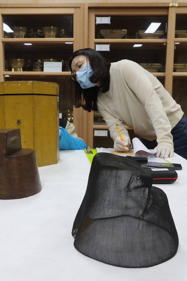 국가무형유산 보유자, 전승교육사, 이수자들이 23일 서울 종로구 국립고궁박물관 열린수장고에서 열린 수장고 속 왕실 유산 심층조사에서 왕실 유물들을 살펴보고 있다. (사진=연합뉴스)