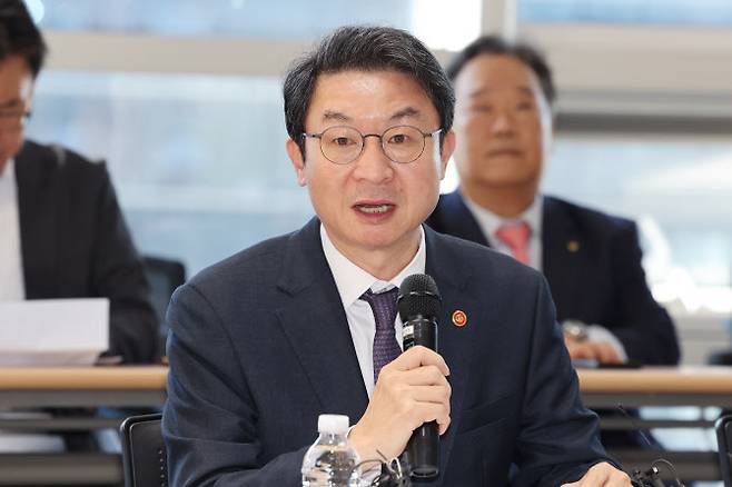 이억원 금융위원장이 15일 서울 중구 서민금융진흥원에서 열린 ‘소비자중심 금융’ 대전환을 위한 현장 간담회에서 발언하고 있다.(사진=연합뉴스)