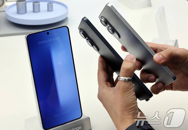 23일 서울 강남 스토어에서 관계자가 이날 출시된 삼성전자의 초슬림 스마트폰 '갤럭시 S25 엣지'를 살펴보고 있다. 2025.5.23/뉴스1 ⓒ News1 이동해 기자