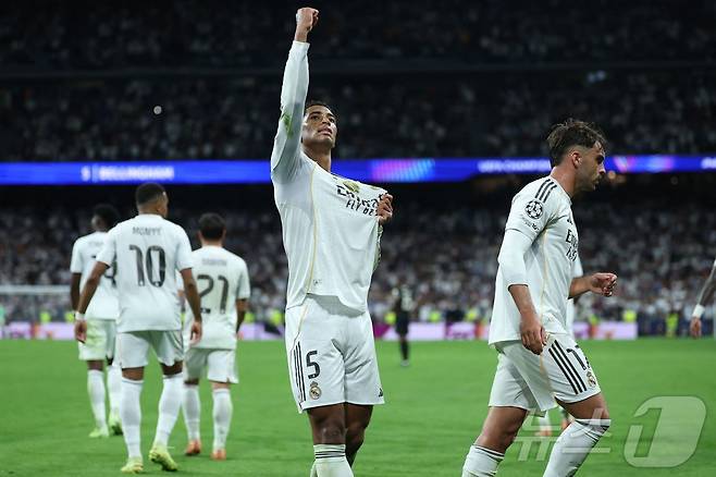 레알 마드리드 주드 벨링엄(5번)이 23일(한국시간) 열린 2025-26 UEFA 챔피언스리그 유벤투스전에서 결승 골을 넣은 뒤 기뻐하고 있다. ⓒ AFP=뉴스1