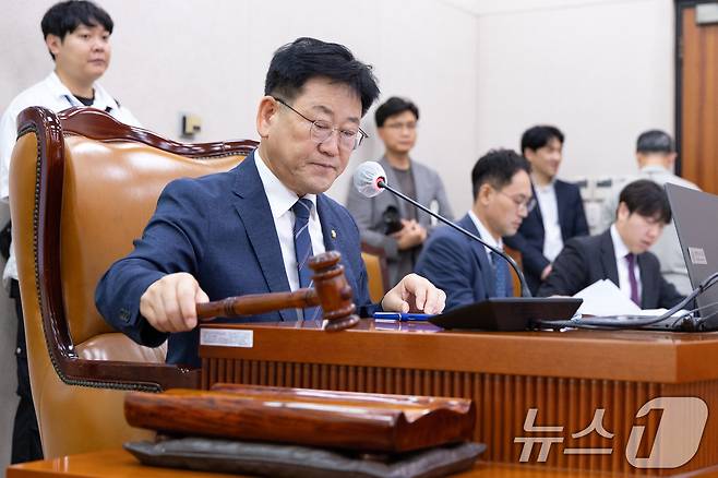 김정호 산불피해지원대책 특별위원장이 18일 서울 여의도 국회에서 열린 제429회 국회(정기회) 제4차 전체회의에서 특별법안을 가결하고 있다. 2025.9.18/뉴스1 ⓒ News1 이승배 기자