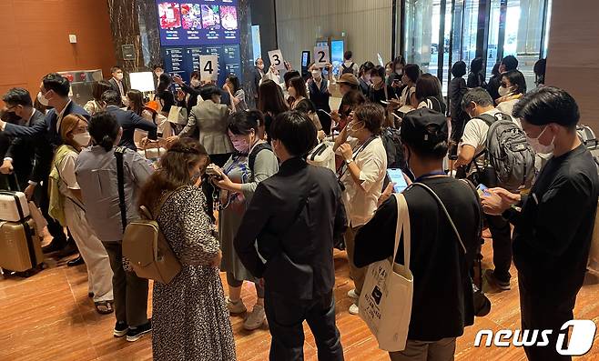 제주-일본 오사카 직항노선 재개를 앞두고 대규모 일본 단체 관광객이 처음으로 제주 드림타워 복합리조트를 방문했다. 롯데관광개발은 지난 29일 일본 언론사, 여행사, 인플루언서 등 팸투어단 150명과 함께 카지노 VIP등 200여명이 제주 드림타워 복합리조트에서 2박3일간의 제주여행을 시작했다고 30일 밝혔다. 사진은 일본 팸투어단 제주 드림타워 투어 모습. (롯데관광개발 제공) 2022.9.30/뉴스1