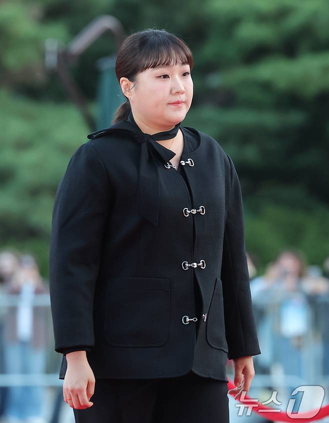 방송인 이수지가 23일 오후 서울 중구 국립극장 해오름극장에서 열린 '2025 대한민국 대중문화예술상 시상식' 레드카펫에 참석하고 있다. 2025.10.23/뉴스1 ⓒ News1 권현진 기자