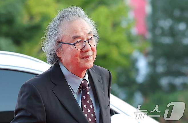 배우 정동환이 23일 오후 서울 중구 국립극장 해오름극장에서 열린 '2025 대한민국 대중문화예술상 시상식' 레드카펫에 참석하고 있다. 2025.10.23/뉴스1 ⓒ News1 권현진 기자