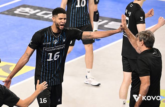 현대캐피탈 레오(왼쪽)가 블랑 감독과 하이파이브하고 있다. 사진 | 한국배구연맹