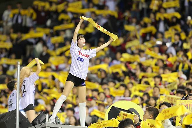 LG 팬들이 22일 서울 잠실구장애서 열린 자체 청백전을 보며 응원전을 펼치고 있다. 사진 | LG 트윈스