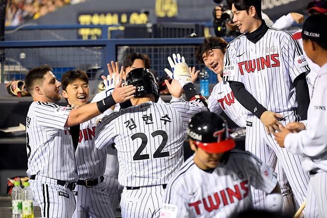 LG 김현수가 22일 서울 잠실구장에서 열린 KS 대비 자체 청백전에 홈런을 친 후 더그아웃에 들어와 환호하고 있다. 사진 | LG 트윈스