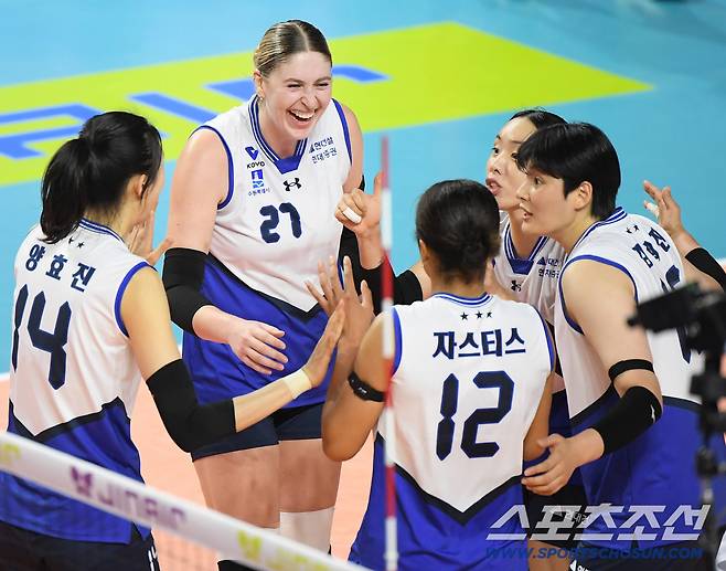 고른 활약을 펼친 현대건설 선수들