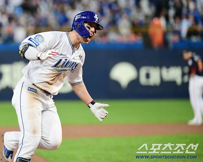 22일 대구 삼성라이온즈파크에서 열린 삼성과 한화의 PO 4차전. 6회 동점 3점홈런을 날린 삼성 김영웅. 대구=송정헌 기자songs@sportschosun.com/2025.10.22/