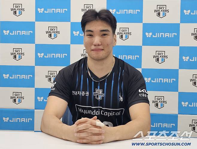 인터뷰에 임한 바야르사이한. 김영록 기자