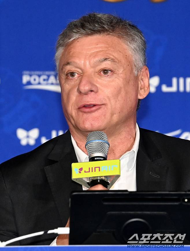 15일 리베라호텔에서 열린 V리그 남자부 미디어데이, 대한항공 헤난 달 조토 감독이 인사말을 하고 있다. 허상욱 기자wook@sportschosun.com/2025.10.15/