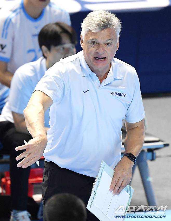 23일 인천 계양체육관에서 열린 V리그 대한항공-한국전력전. 대한항공 헤난 달 조토 감독이 선수들을 독려하고 있다. 인천=정재근 기자 cjg@sportschosun.com/2025.10.23/