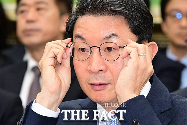 국정감사에서 기업의 교환사채 발행 등 공시 위반 시 제재 강화가 화두에 오르고 해외 행동주의 펀드가 주주 행동주의를 개시하면서 국내 석유화학 기업들이 뭇매를 맞고 있다. 이억원 금융위원장이 20일 서울 여의도 국회에서 열린 정무위원회의 금융위원회 등에 대한 국정감사에 출석해 안경을 고쳐쓰고 있다. /남윤호 기자