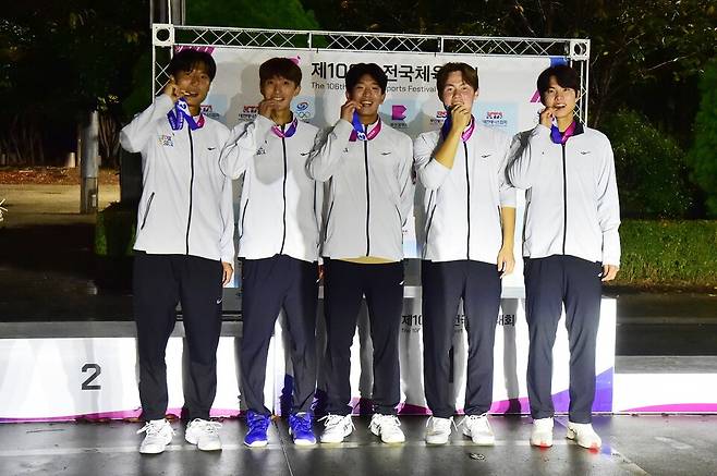 남대부 우승 서울선발(왼쪽부터 신정호, 강건욱,김태율,주태완, 정택규)