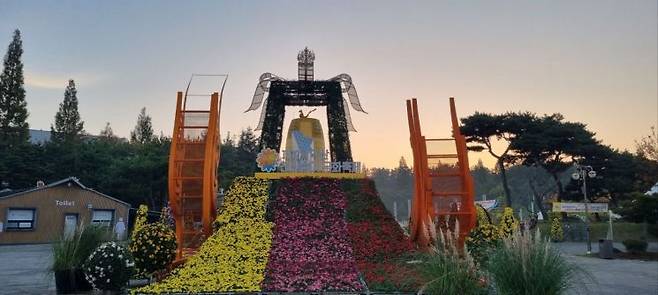 익산시가 24일 개막을 시작으로 내달 2일까지 10일간 중앙체육공원 일원에서 '제22회 익산 천만송이 국화축제'를 연다. 익산시 제공