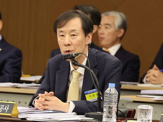 23일 부산 남구 부산국제금융센터(BIFC)에서 열린 국회 정무위원회 국정감사에서 정정훈 한국자산관리공사 사장이 의원 질의에 답하고 있다. 연합뉴스
