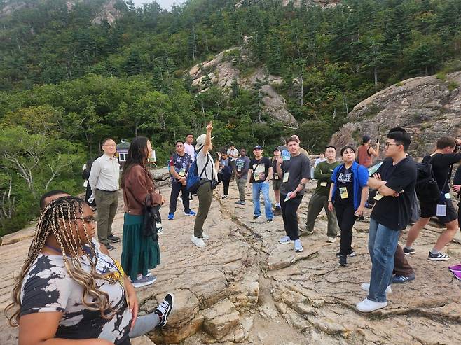 우리나라에 대한 관심이 급증하면서 국내 국립공원을 찾는 외국인 탐방객도 크게 늘고 있다. 사진은 지난달 말 강원도 설악산 권금성을 찾은 외국인들이 주변을 둘러보는 모습. 이곳에선 외설악 절경과 동해 바다를 감상할 수 있다./국립공원공단